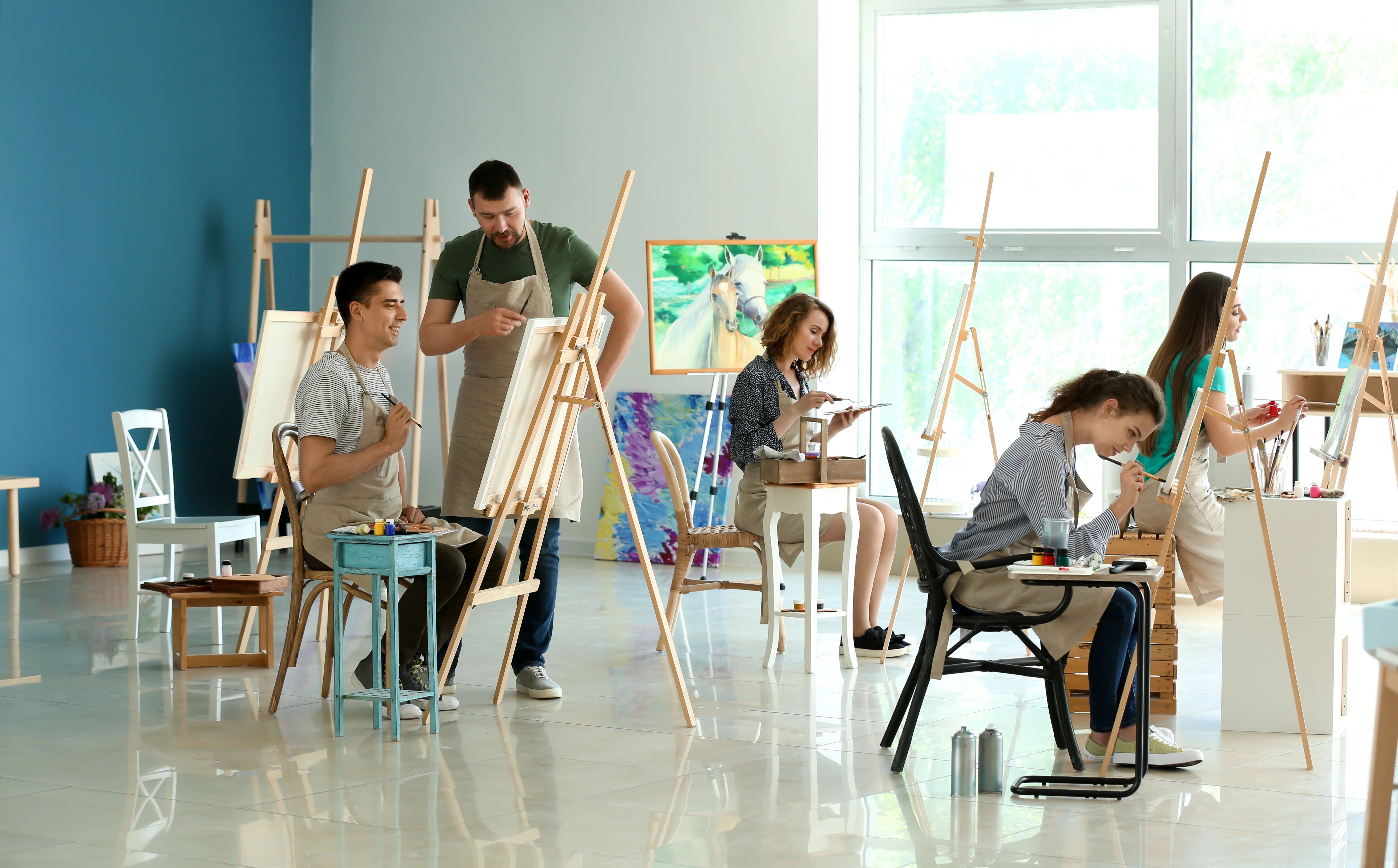 Cours de peinture en groupe dans un atelier