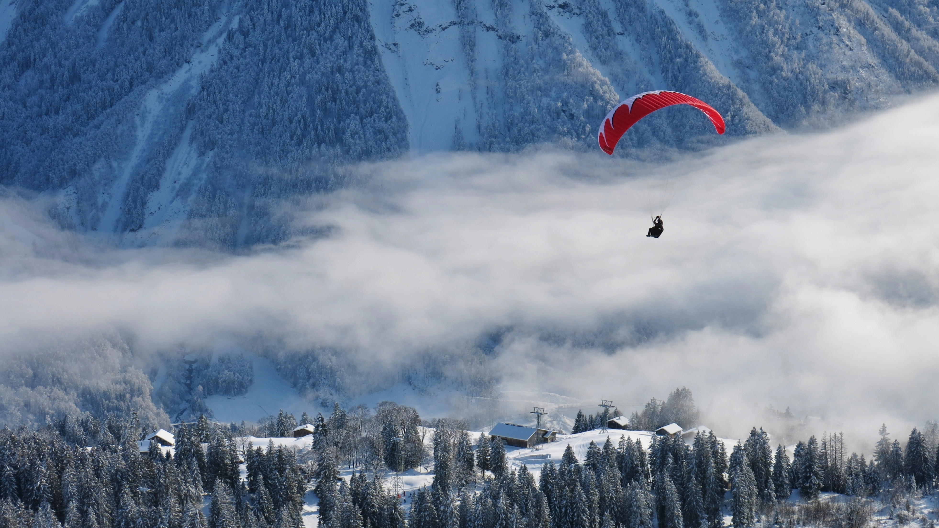 Parapente au-dessus des montagnes