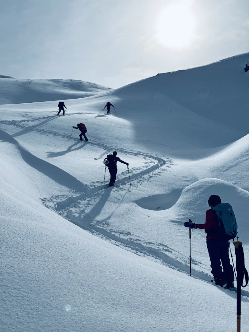 Enfants apprenant à skier en groupe
