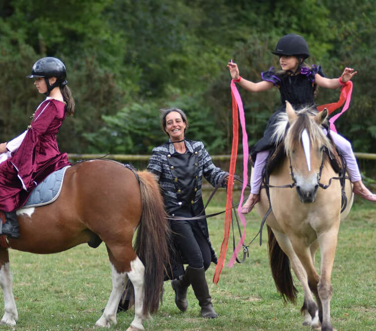 Alexandra Cauet<br> <span style="width : 7rem ; line-height : 1rem ; border-radius:10px ; color:white ; justify-content : center ; padding: 2px; background-color:#5B7A89" >Equitation</span>