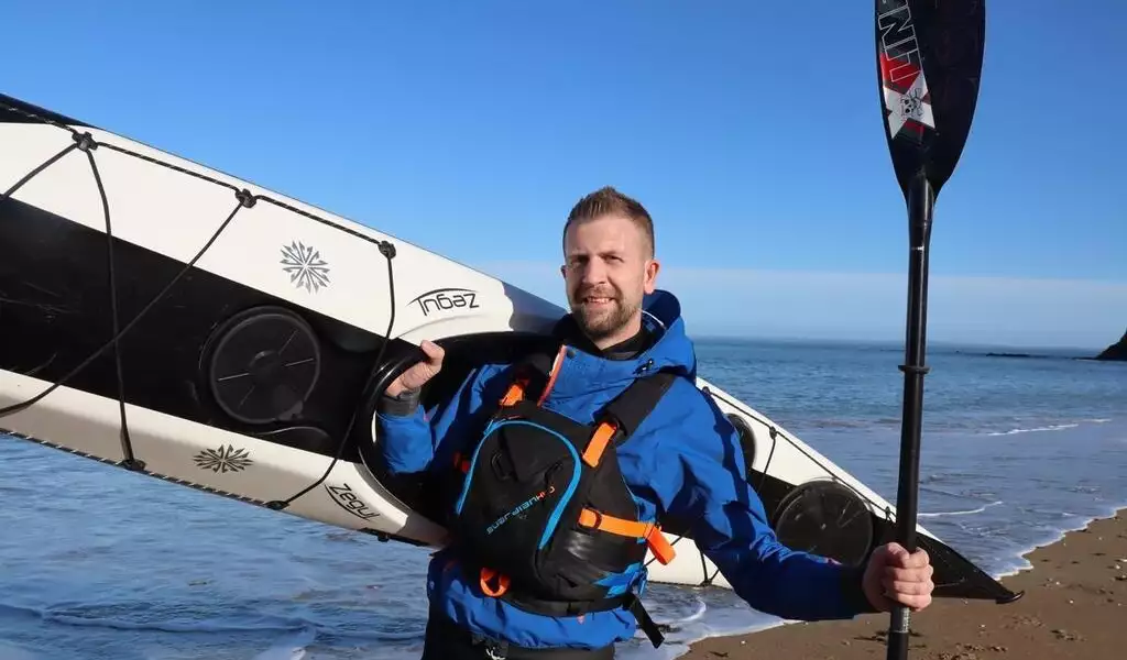 Guillaume Vaneecloo<br> <span style="width : 5rem ; line-height : 1rem ; border-radius:10px ; color:white ; justify-content : center ; padding: 2px; background-color:#5F6BFF" >Kayak</span>